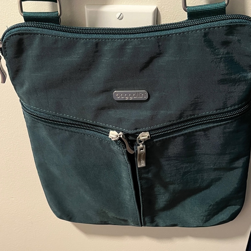 Baggallini Stunning Dark Teal Crossbody Bag. Smoke Free. Mint Condition. Unisex.